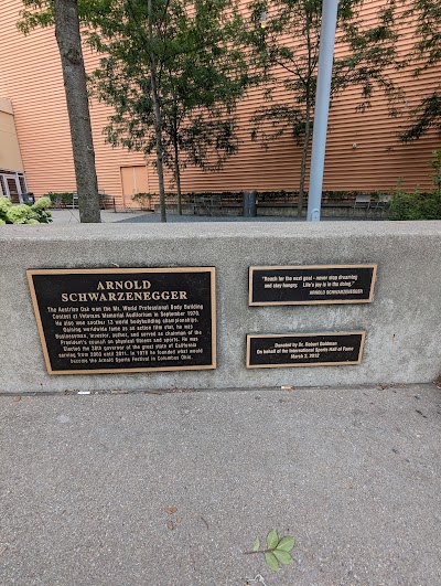 Arnold Statue photo 2
