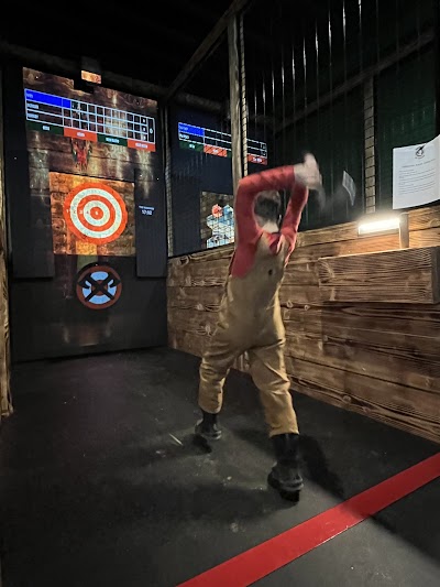 Splinter Alley Axe Throwing photo 3