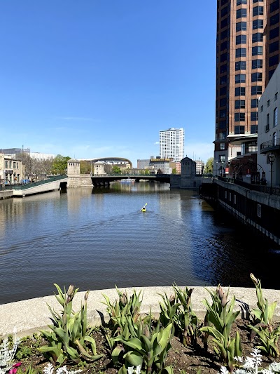 Milwaukee RiverWalk | Downtown’s East Bank photo 3
