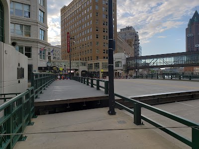 Milwaukee RiverWalk | Downtown’s East Bank photo 5